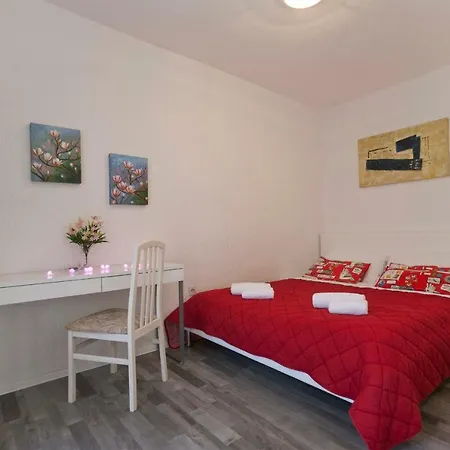 City Center With Balcony Homestay