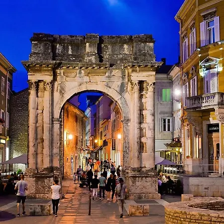 City Center With Balcony Homestay Pula